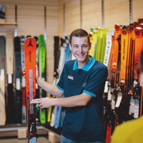 Bründl Verkaufs-Experte Thomas bei der Ski-Beratung