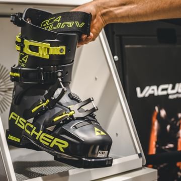 Skischuhe anpassen: Der Skischuh wird in den Ofen gestellt, um ihn für die Anpassung zu erwärmen