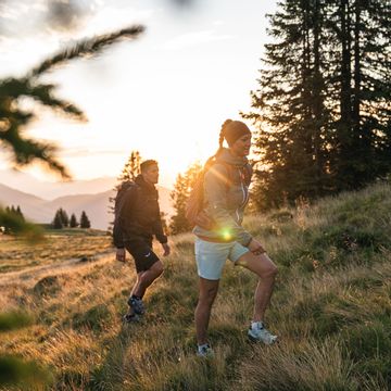 Ein Paar erklimmt gemeinsam den Berg auf einer Wanderung.