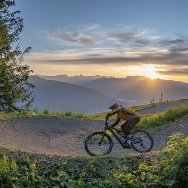 Ein Mountainbikes fährt den Berg runter