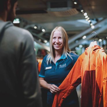 Bründl Verkaufs-Expertin Linda bei der Outdoor-Jacken Beratung