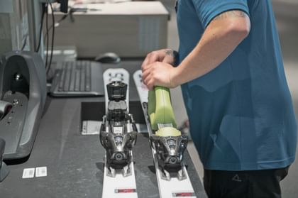 ein Ski wird in der Werkstatt eingestellt