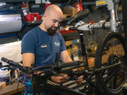 Bründl Sports Bike Mechatroniker Lehrling serviciert ein Mountainbike