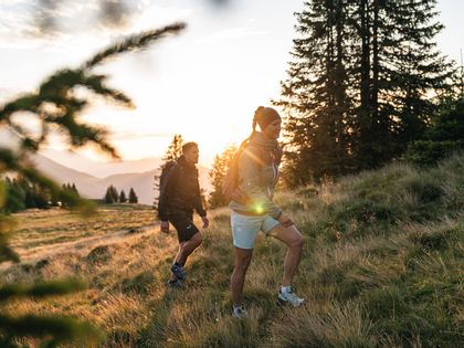 Ein Paar erklimmt gemeinsam den Berg auf einer Wanderung.